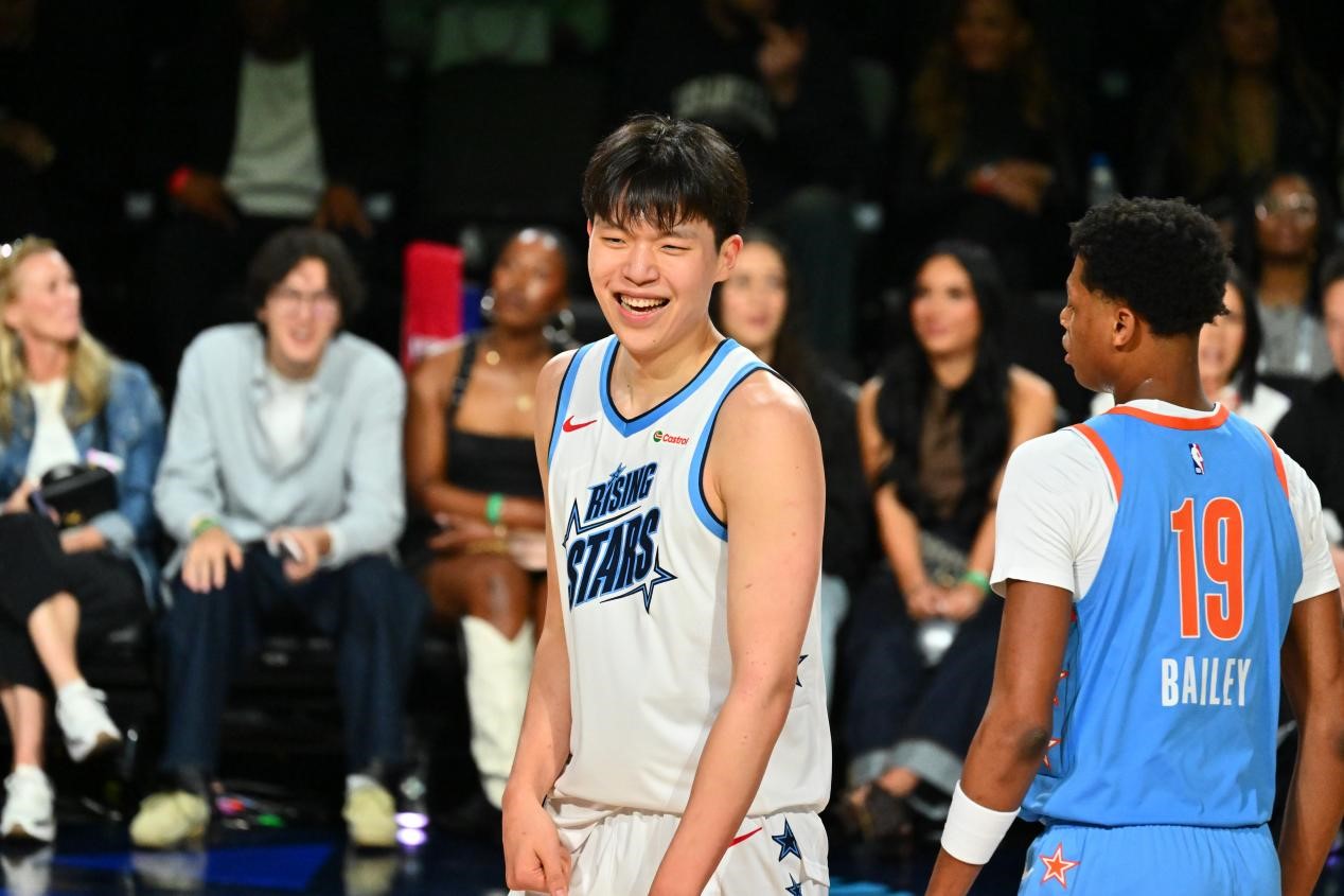 杨瀚森首秀惊艳 新秀赛砍10分成首位得分王